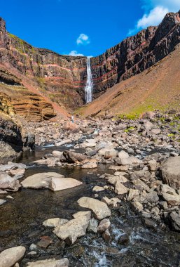 Güzel ve uzun boylu İzlanda şelale Hengifoss, İzlanda