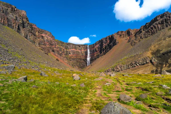 Güzel ve uzun boylu İzlanda şelale Hengifoss, İzlanda — Stok fotoğraf