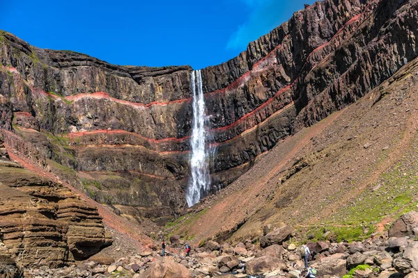 Güzel ve uzun boylu İzlanda şelale Hengifoss, İzlanda