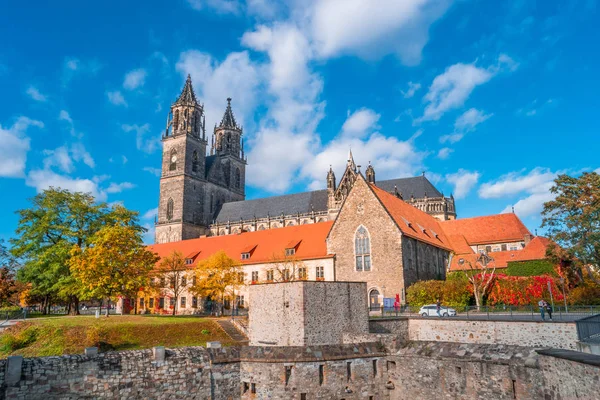 Magnifika färgglada katedralen i Magdeburg i höst, Tyskland Stockbild