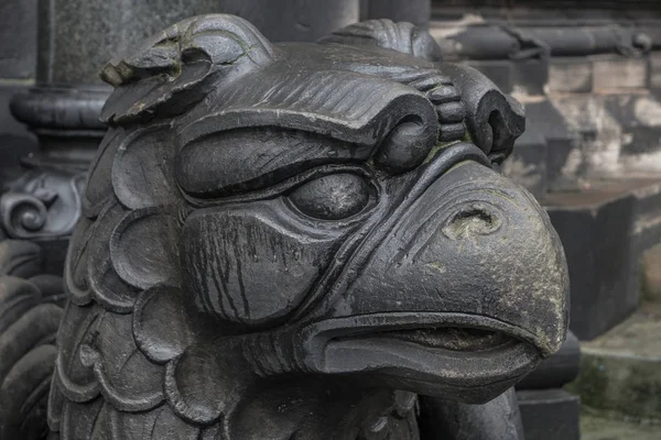 Griffin statue in front of Cathedral in Bremen, Germany — Stock Photo, Image
