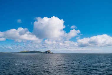 Bulutlar mavi gökyüzü ve Atlantik Okyanusu, yaz