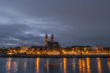 Magdeburg şehir merkezinde, gece, Almanya
