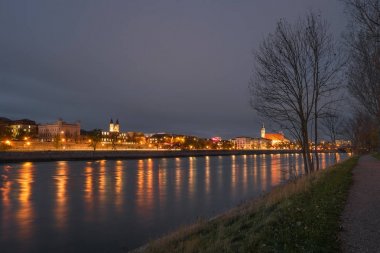 Magdeburg şehir merkezinde, gece, Almanya