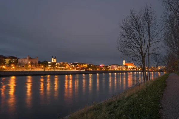 Magdeburg şehir merkezinde, gece, Almanya — Stok fotoğraf