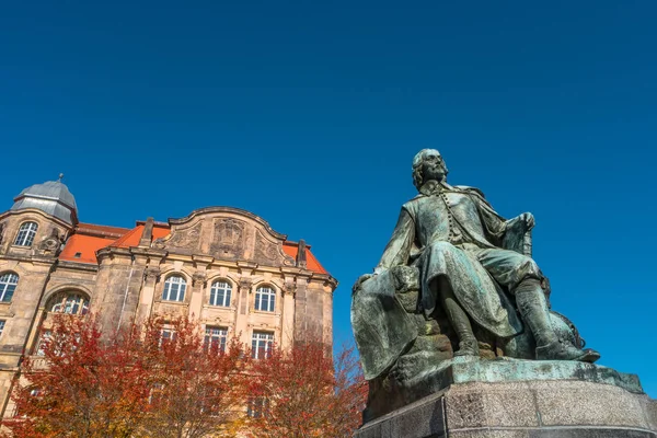 Staty av Store vetenskapsmannen Otto Gvericke, Magdeburg, Tyskland — Stockfoto