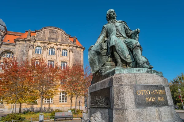 Büyük bilim adamı Otto Gvericke, Magdeburg, Almanya heykeli — Stok fotoğraf