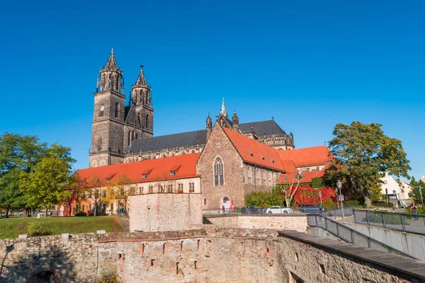 Magnifika färgglada katedralen i Magdeburg i höst, Tyskland — Stockfoto