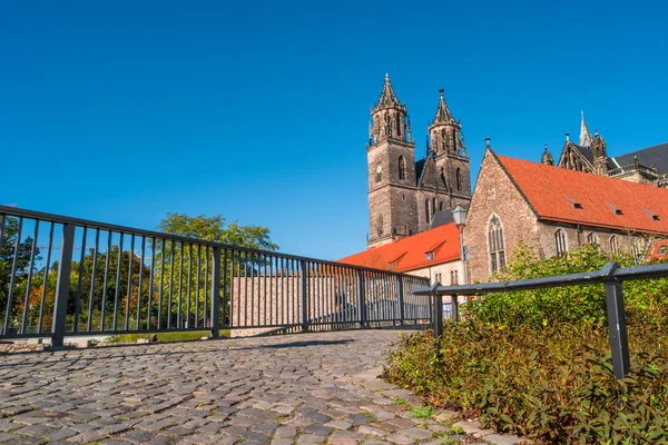 Magnifika färgglada katedralen i Magdeburg i höst, Tyskland — Stockfoto