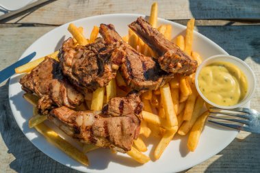 Batı patates, kuzu kaburga ve hardal