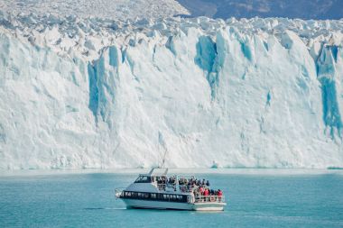 Buzul Perito Moreno Patagonia ve turistik tekne görünümünü
