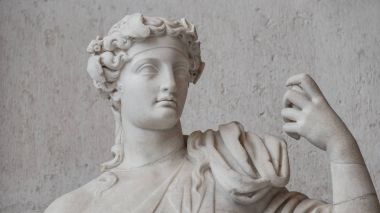 Çıplak yakışıklı Apollo yükselterek elle Rome, Ital heykeli