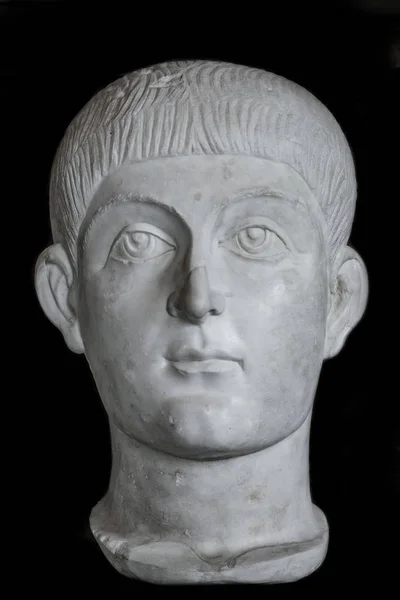 Standbeeld van Roman Noble jongen op zwarte achtergrond, Rome, Italië — Stockfoto