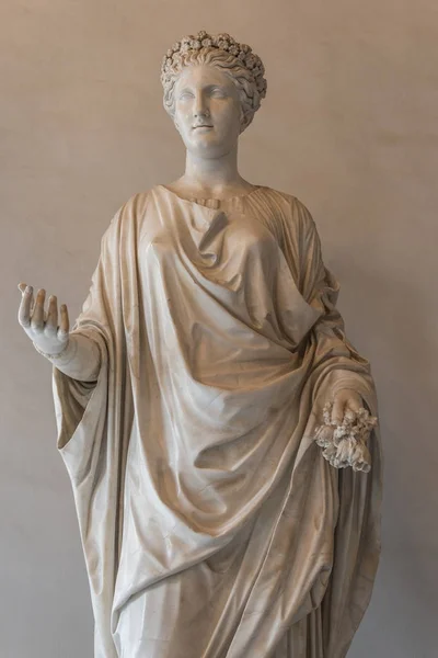 Portret van mooie Romeinse vrouw gerealiseerd in steen, Rome, Italië — Stockfoto