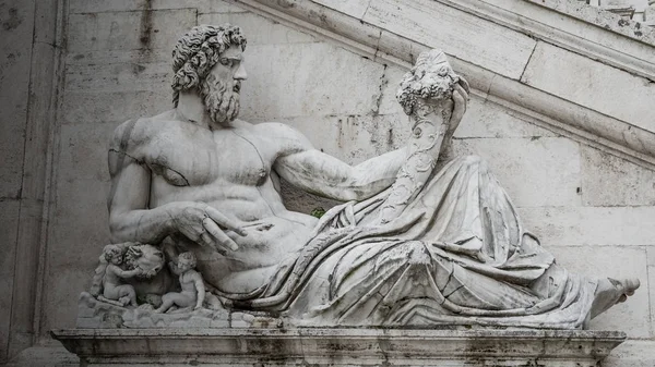在罗马，意大利广场 del Campidoglio 海王星的雕像 — 图库照片