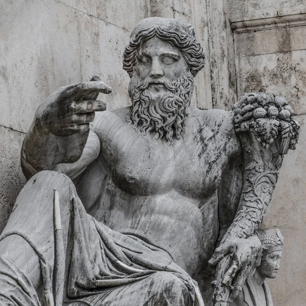Piazza del Campidoglio, Roma, İtalya, Neptün'ün heykeli — Stok fotoğraf