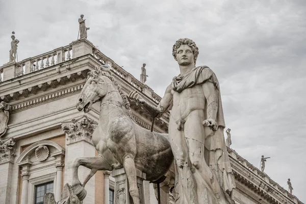 馬、ローマ、イタリアで裸のアポロ像 — ストック写真
