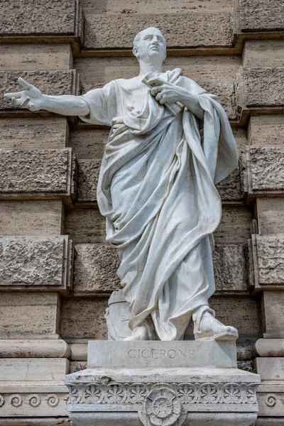 Statue of a nobel Roman lawyer Cicero, in front of the Palace of — Stock Photo, Image