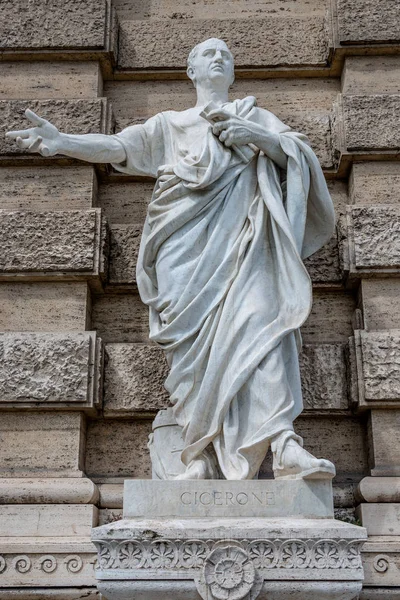 Statue eines noblen römischen Rechtsanwalts Cicero, vor dem Palast von — Stockfoto