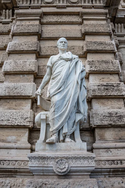Standbeeld van een nobel Romeinse advocaat Papinianus, tegenover de Palac — Stockfoto