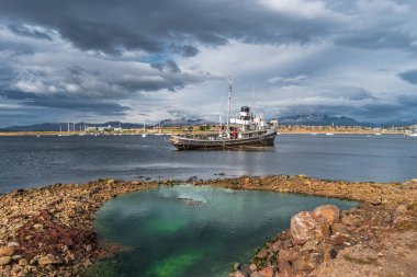 Ushuaia, Patagonia, Arjantin limanda eski batık tekne