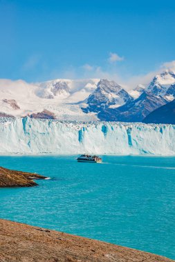 Buzul Perito Moreno Patagonia ve turistik tekne görünümünü