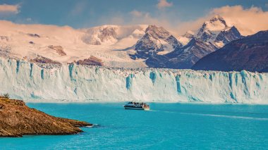 Buzul Perito Moreno Patagonia ve turistik tekne görünümünü