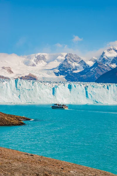 Vista do glaciar Perito Moreno na Patagônia e barco turístico Fotografias De Stock Royalty-Free
