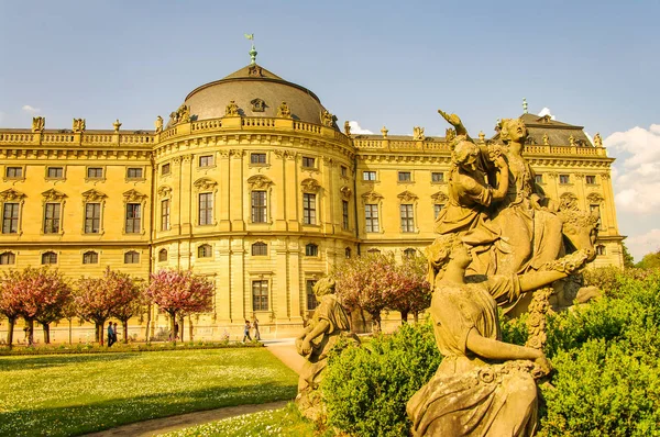 Jarní zahrada v květu v rezidenci v Würzburg, Německo — Stock fotografie