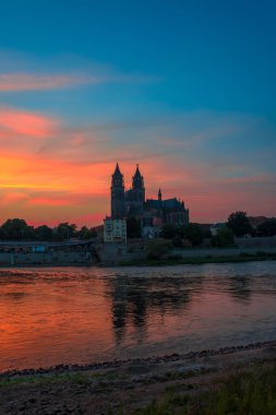 Magdeburg şehir merkezinde, gece, Almanya