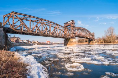 Magdeburg şehir merkezinde sırasında buz drift Elbe, Almanya