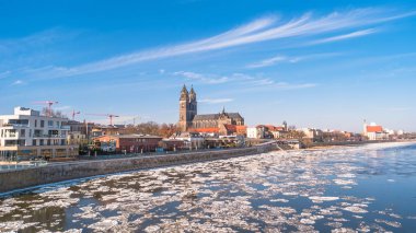 Magdeburg şehir merkezinde sırasında buz drift Elbe, Almanya