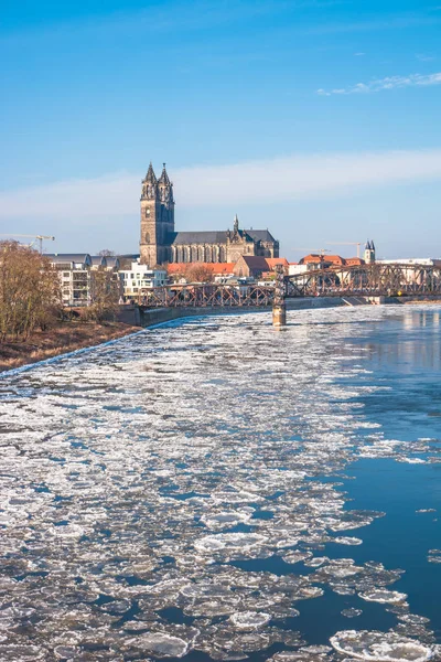 Magdeburg downtown during ice drift at Elbe, Germany — Stock Photo, Image