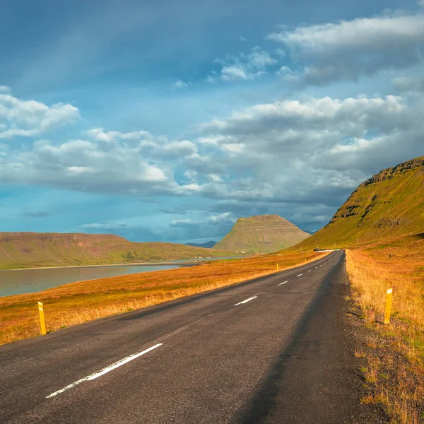 Abgelegene Straße und isländische bunte Landschaft auf Island, — Stockfoto