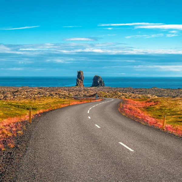 孤立した道路とアイスランド、アイスランドのカラフルな風景, — ストック写真
