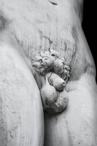 Líneas de mármol del cuerpo del joven hombre romano desnudo en fondo negro — Foto de Stock