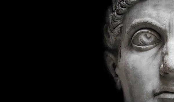 Statue des römischen Edelmannes isoliert auf schwarzem Hintergrund, rom, i — Stockfoto