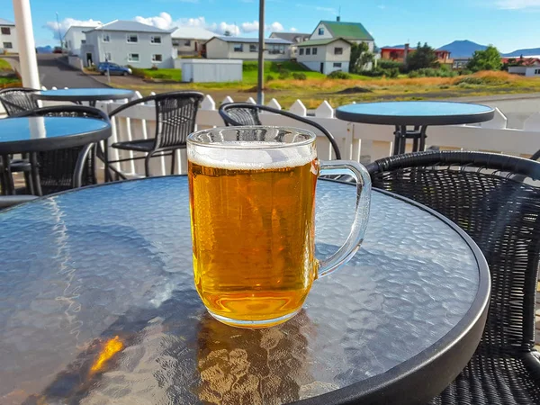 Birra islandese tradizionale in una grande tazza, Islanda — Foto Stock