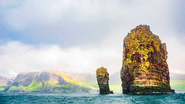 Faroe Adaları deniz kıyısı panoramik manzaralı