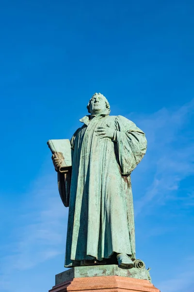 Estatua de Martín Lutero en Magdeburgo, Alemania — Foto de Stock