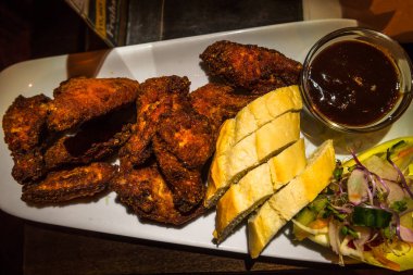 Alman ızgara tavuk kanatları, Barbekü sos, ekmek ve salata