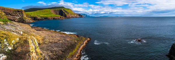 Panoramic view of Mykines at Faroe islands and North Atlantic pu — Stock Photo, Image