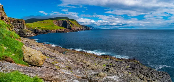 Vista panorámica de Mykines en las islas Feroe y la PU del Atlántico Norte — Foto de Stock