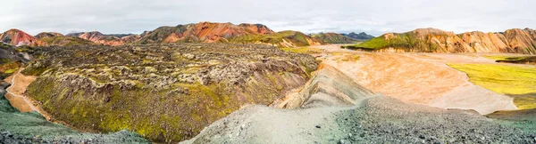 Güzel renkli volkanik dağlar İzlanda'daki Landmannalaugar — Stok fotoğraf