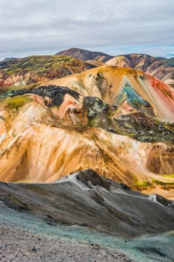 Güzel renkli volkanik dağlar İzlanda'daki Landmannalaugar