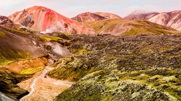 Piękne kolorowe góry wulkaniczne Landmannalaugar w Islandii — Zdjęcie stockowe