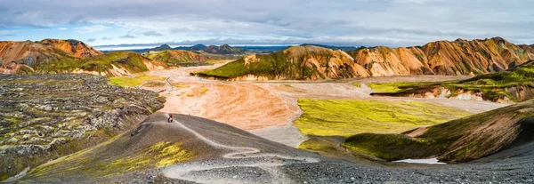 Güzel renkli volkanik dağlar İzlanda'daki Landmannalaugar — Stok fotoğraf