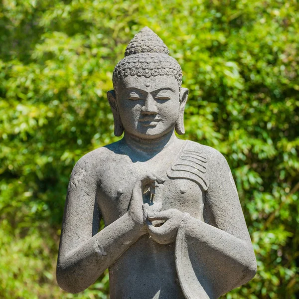 Bahçede dua Buda anıt — Stok fotoğraf