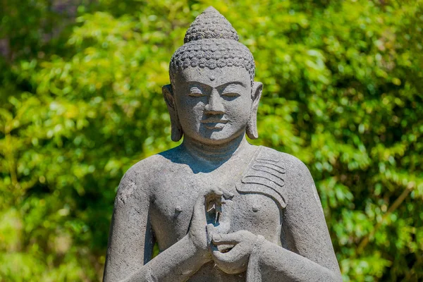 Pomník Buddhy se modlí v zahradě — Stock fotografie