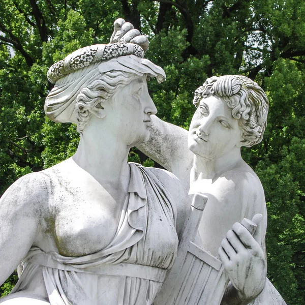 Статуя прекрасных нимф в парке Розенштайна в Штутгарте — стоковое фото